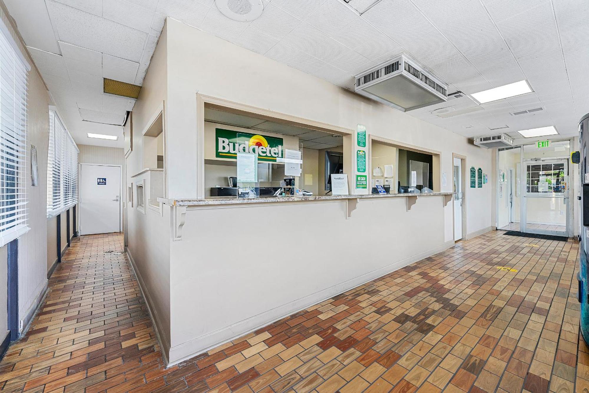 Budgetel Inn And Suites Lodge West 외부 사진