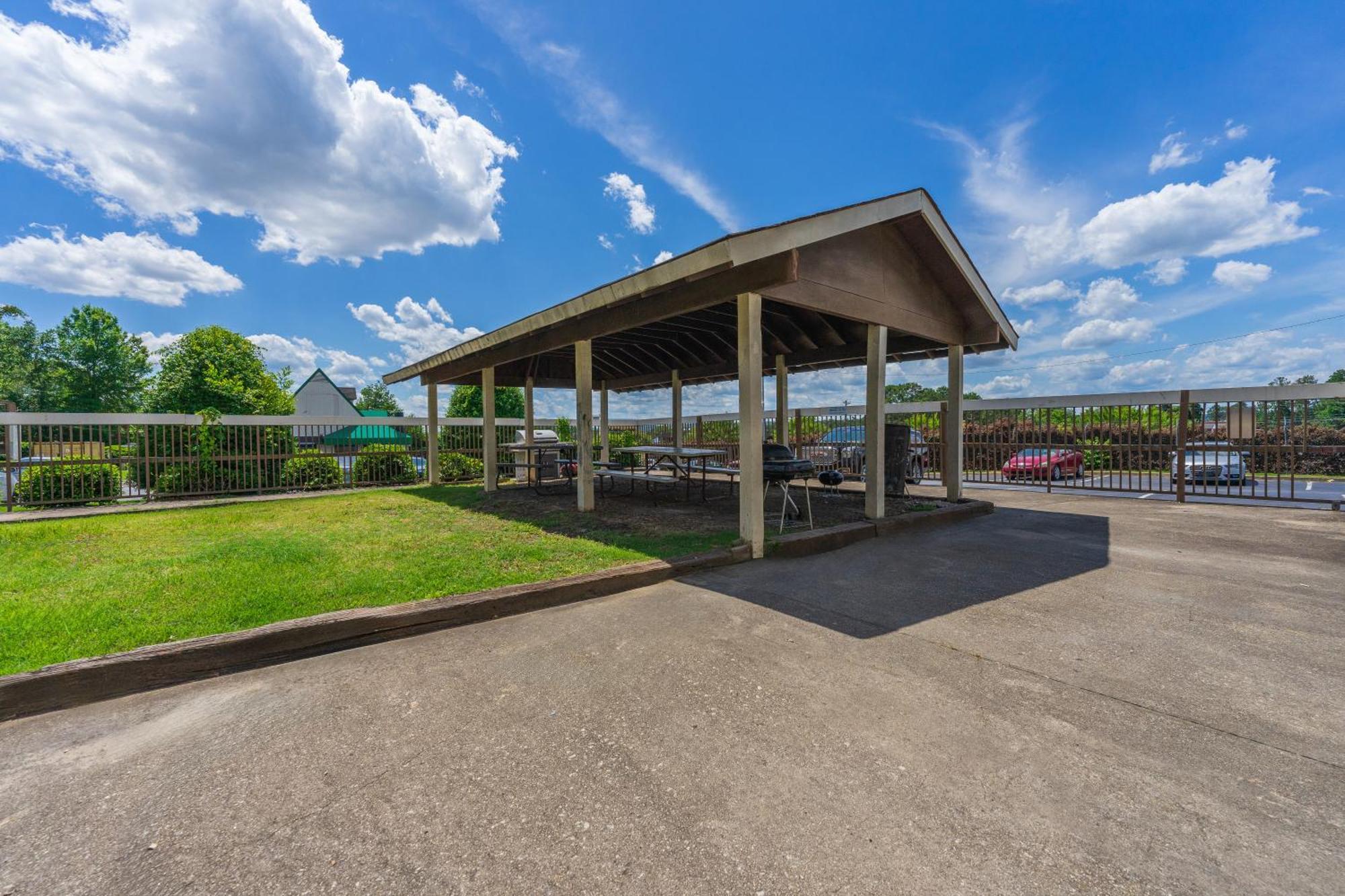 Budgetel Inn And Suites Lodge West 외부 사진