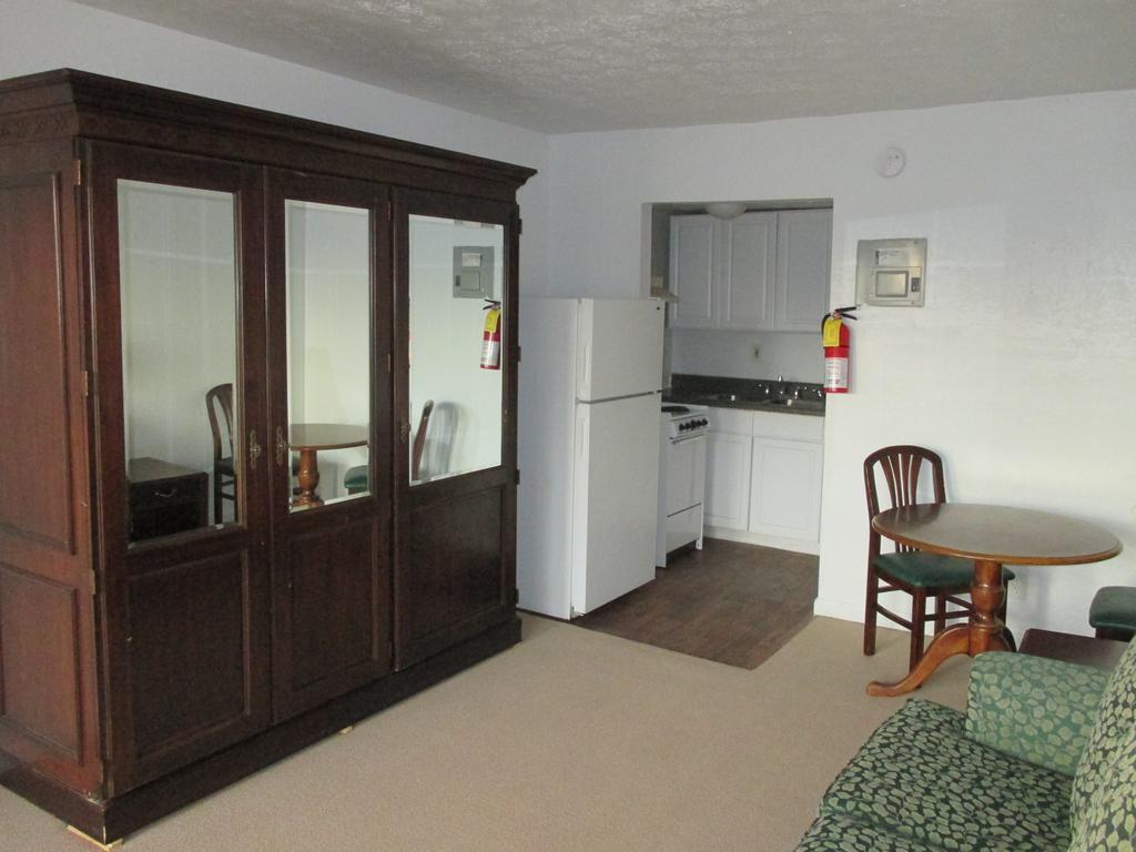 Budgetel Inn And Suites Lodge West 객실 사진
